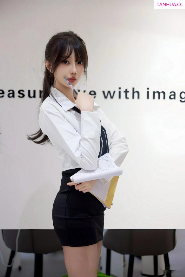 玥儿玥  [XiuRen]高清写真图 2025.08.11 No.10636 玥儿玥er OL服饰第14张图片